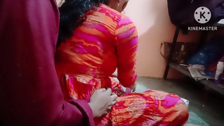 Madhu bhabhi: Första gången flickvännens bröst pressades hårt och kysstes.