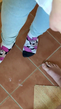 Branlette dans la salle de bain, beaux pieds