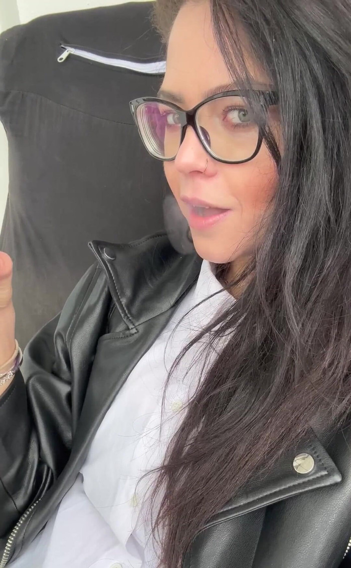 Shione Cooper: Moi en tant que fille ringarde qui fume une longue...