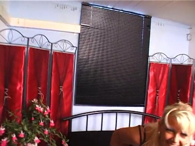 Lucky Wankerz: Nena rubia super sexy se divierte en el casting