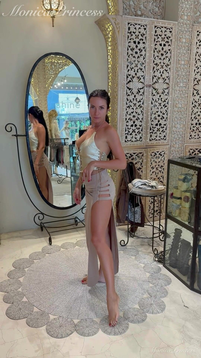 Princess Monica: Cewek seksi bali dengan baju seksi lagi asik cobain di...