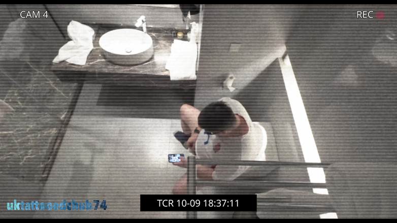 uktattooedchub74: Branlette et éjaculation dans la salle de bain après le match