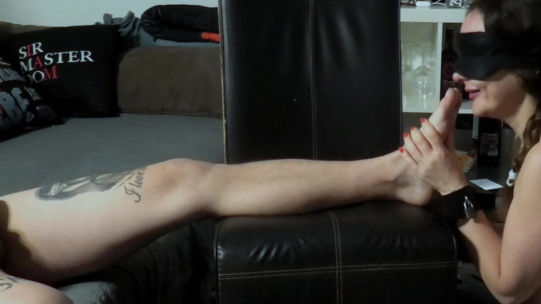 FuckSlave: BDSM kölesi göt deliklerini yalamayı seviyor