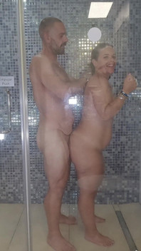 Překvapím Svou Nevlastní Sestru Ve Sprše a Nakonec Šukáme. Creampie Velká Chlupatá Kundička