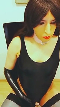 Sexy travestita in costume da bagno che si tocca per la telecamera