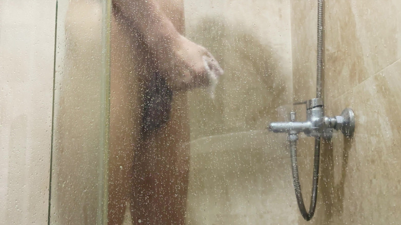 hueikun: Voorhuidjongen wast zijn penis en masturbeert en komt klaar in...
