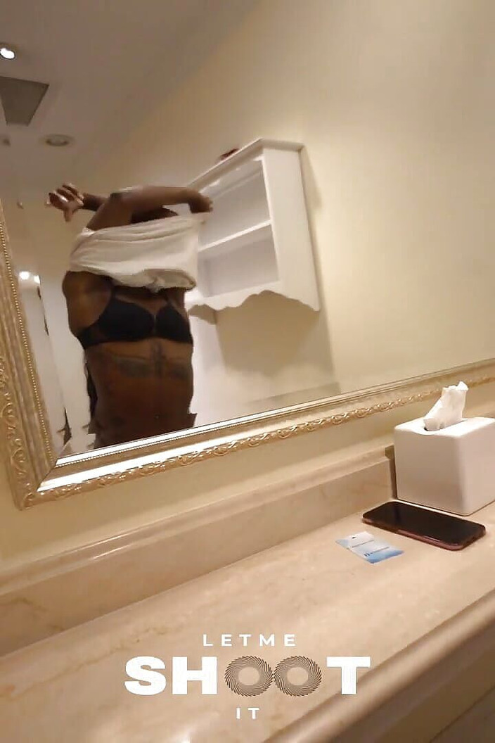 LOLA BLACK XXX: Siyah xxx miami saunasında amını sikiyor