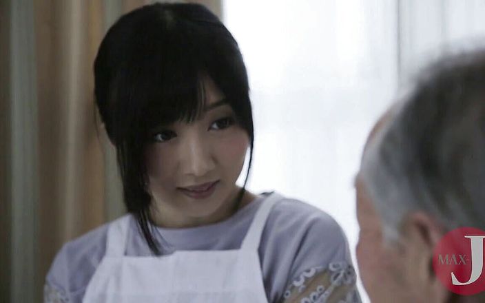Asian happy ending: 老人のペニスを吸う甘い日本の家のメイド