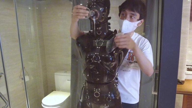 Aisan girl bondage: Mz20 - สาวในชุดยางถูกขังในห้องกระจก