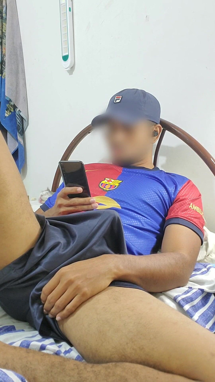 Charlieburrito: Lelaki menonton lucah dalam biliknya