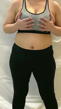Yoga sexy cu mami în colanți strâmți și sutien sport