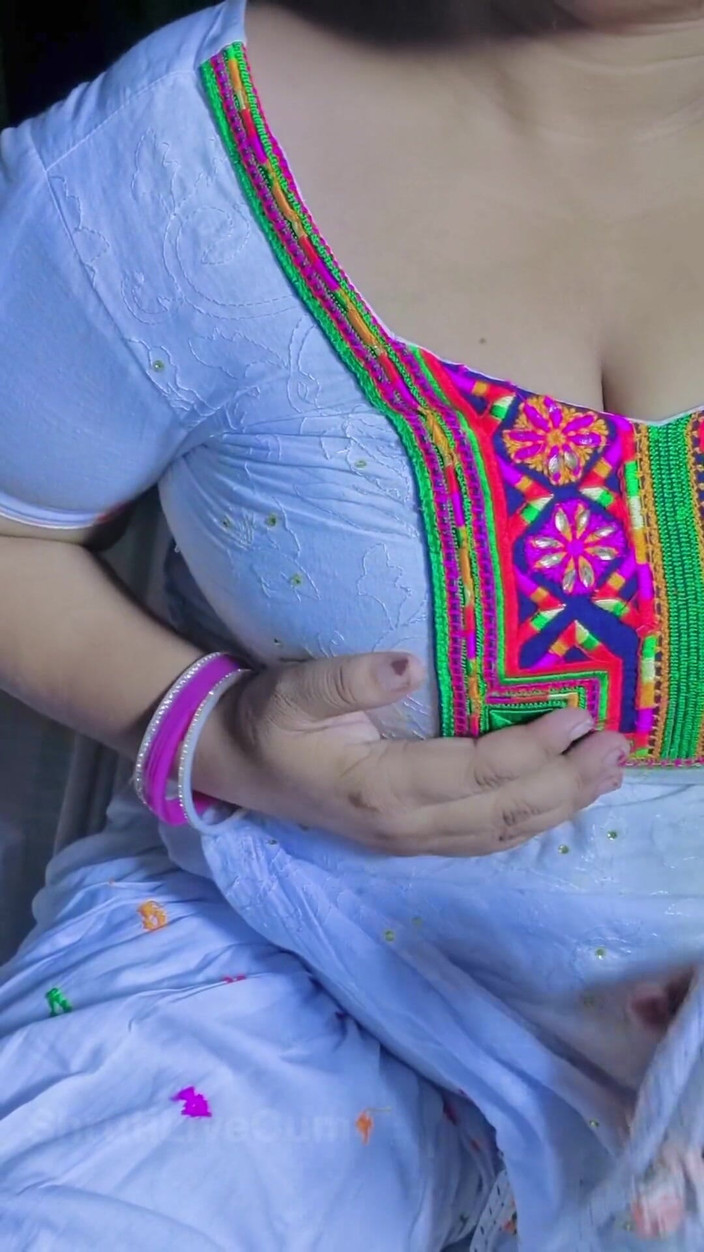 ShrutiLiveCum: Váy trắng, mẹ kế người Ấn Độ, tâm trạng hứng tình, âm hộ...