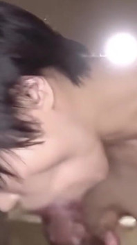 Japonská manželka bere velké černé péro v Tokijském paroháčském