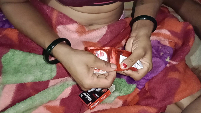 xxxSejal: Erkek arkadaşının arazisi prezervatif takıp öpmek