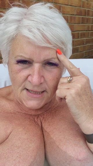 Uk Joolz: Farting in the hot tub!