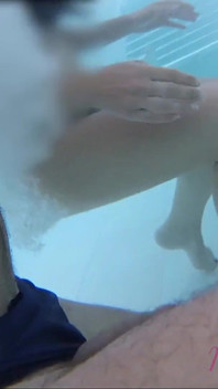 J'exhibe ma bite devant une fille dans une piscine publique et m'aide à me masturber - misscreamy