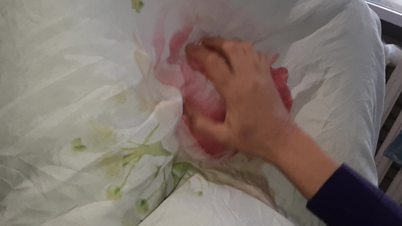 Lesbian-candys: Onze verlegen kamergenoot maakte ons wakker met cunnilingus, verrassend trio