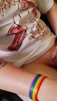 Pracując moim hodowcą podczas przeglądania porno, kręcąc dwa razy na moim miękkim brzuchu