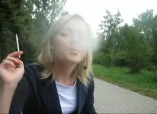Femdom Austria: Frumusețe blondă care fumează o țigară în aer liber