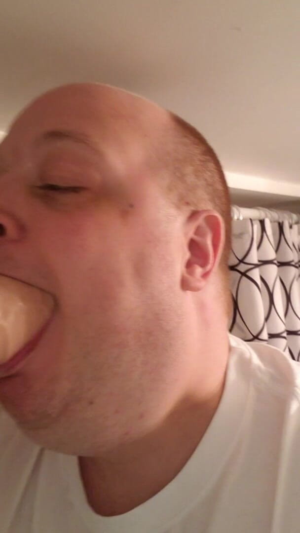 Charlieboy69: Thử đút sâu vào họng dương vật giả 14 inch