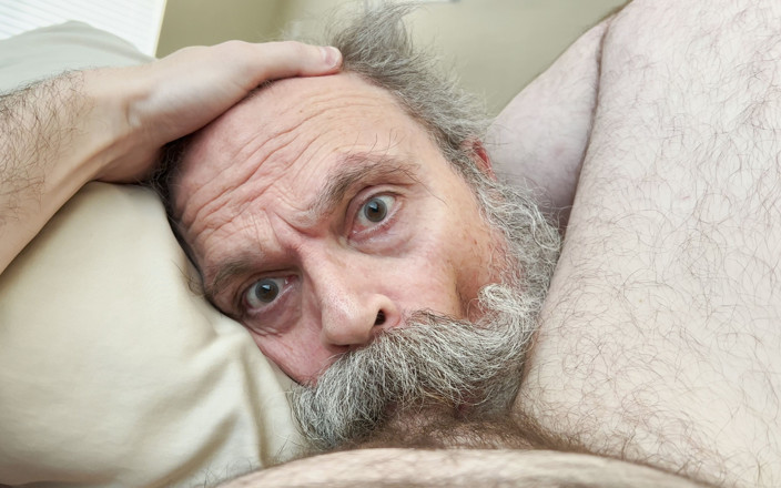 FuzzyBeardBoy: Starý vousatý čurák bere obrovskou nálož přímo do své kundičky