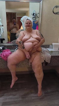 Dancing Naked in a Towel Got Her Pussy Ate and Squirting