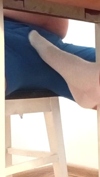Sockjob &ruinierter orgasmus unter dem tisch