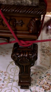 Maîtresse et 2 esclaves : clips et cire de chandelier, fisting