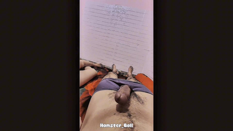 Hamster_Ball: 一起过夜时继妹在房间里打手枪的第一人称视角