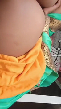Desi Bhabhi uvízla v posteli. Část 1.