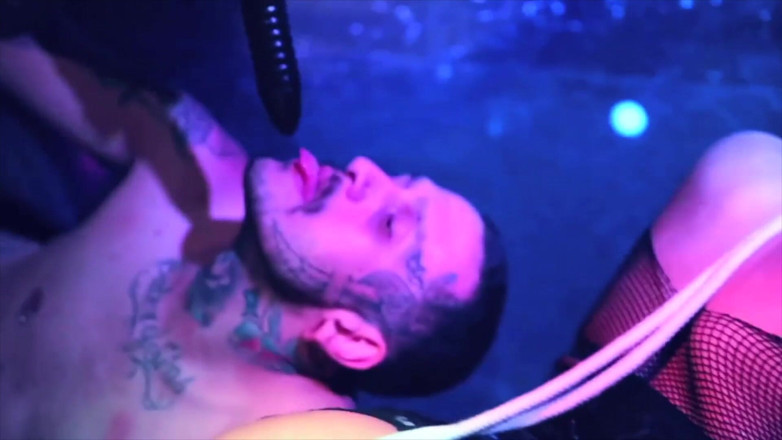Quente club: A Cheeky Boy