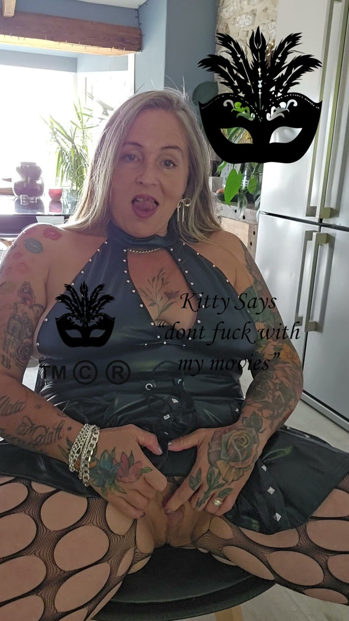 Kitty James: Cewek sange ini lagi asik muasin memeknya dengan mainan seks...