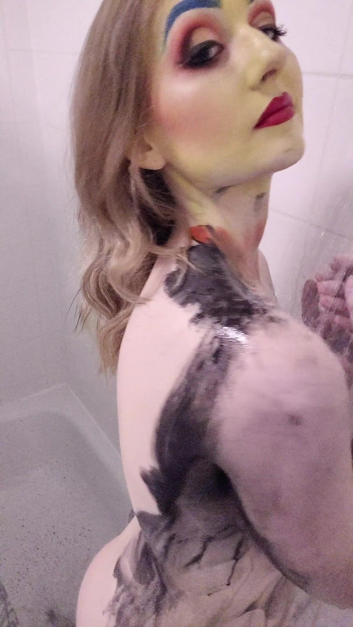 Em Yang: Skeleton bodypaint dusche &amp; tittenspiel