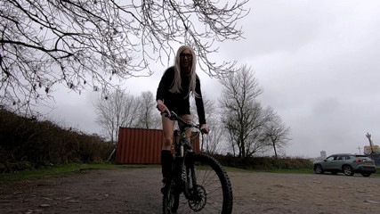 The Midnight Minx: Pequeño juego en la bicicleta de montaña