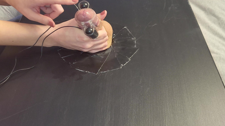 Aurora Luxe: Close-up provocando massagem no pau com vibrador - porra maciça
