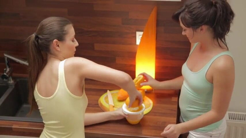 Lesbian Stories: Duas morenas se divertem em casa