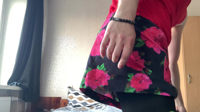 Valentine Tiger: Wysokie obcasy, spódnica. Akcja solo autorstwa Cross Dresser