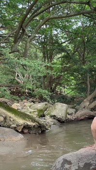 拉丁男人看着害羞的性感女孩在河里裸体，最后在户外被狠操