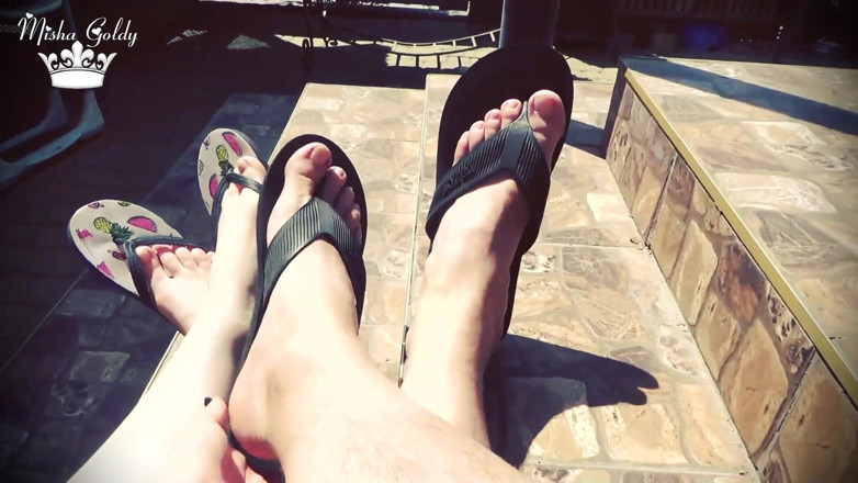 Goddess Misha Goldy: Ao ar livre, chinelo balança com alfa