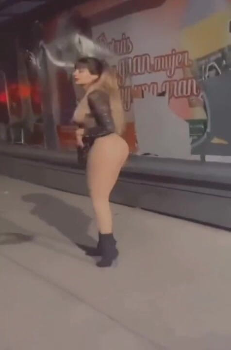 Barbietransxxxx: Transe steht auf der straße in tlalpan wie eine hure