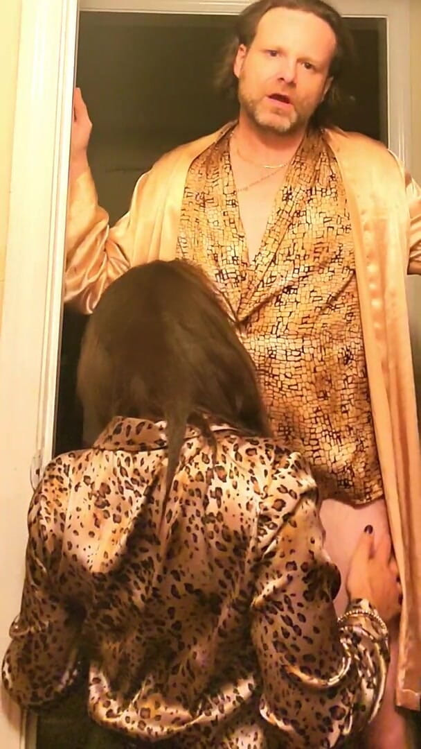 Satin Fetish King: Shiny Gold - Satin blow dan kongkek dengan si rambut coklat...