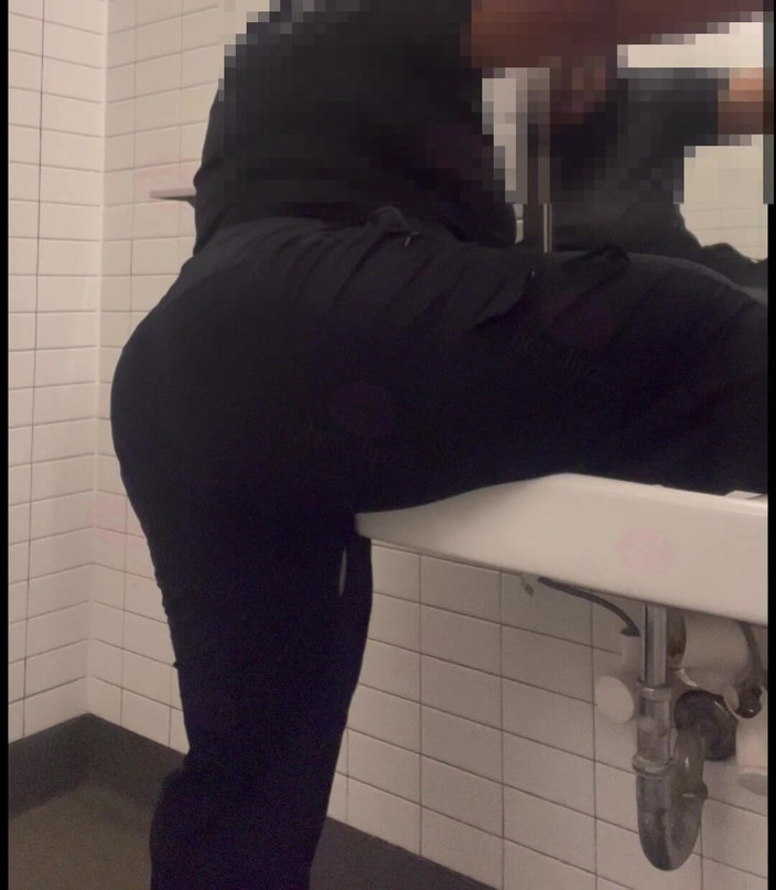 Anye Meshell: Estos baños están fuera de orden, pero estoy cachondo, así...