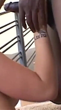 Nadržená brunetka je ošukaná zezadu obrovským černým ptákem lexington steele