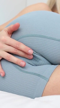 Molhando meu short fetiche - buceta encharcada - dedilhado rápido solo quente loira