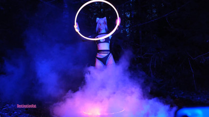 Destination Kat: Ztlumená kompilace halloweenského tance a hoopu