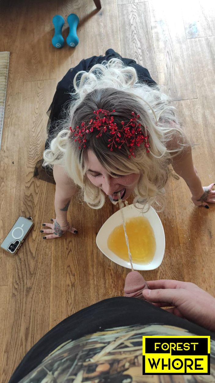 Forest-Whore: Saya pergi ke tandas selama sebulan dan minum air kencing...