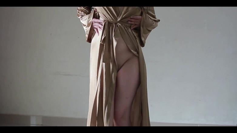 deafheaven666: Indonéská tobrut dívka nosí sexy saténové šaty při sexu