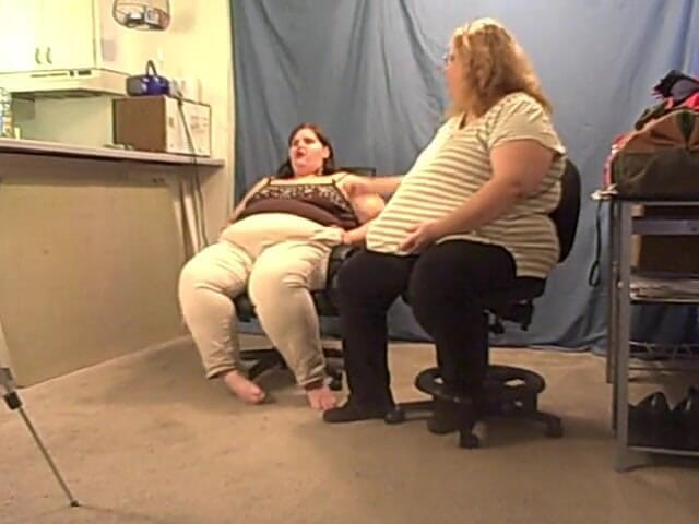 BBW nurse Vicki adventures with friends: Ssbbw Angie chewing and blowing gum for you