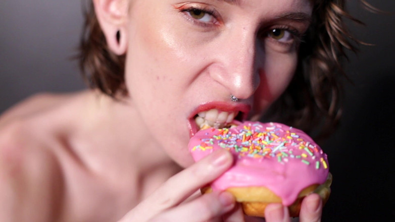 Bia Roman: Comendo Donuts e Gozando