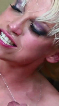 Nikki Hunter z dużymi piersiami ma duży tyłek gotowy do ruchania przez Derricka Pierce'a